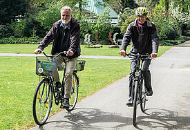 Friedhofsleiter Peter Lang (l.) und Propst Stefan Block laden zur Radtour.