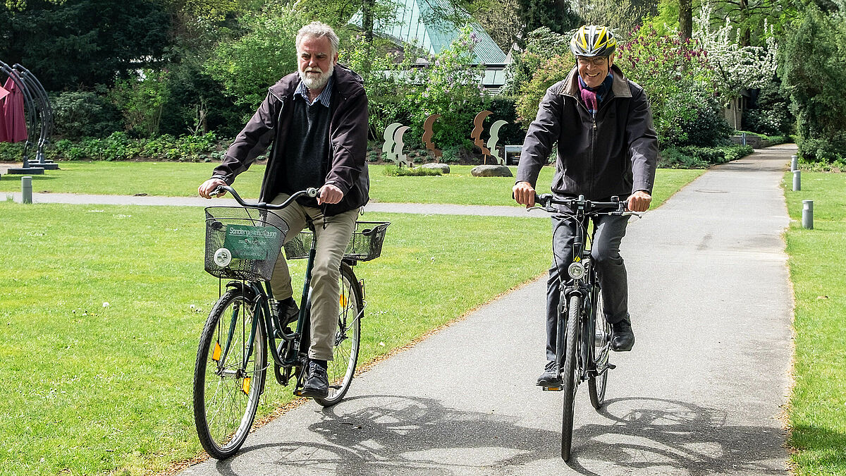 Friedhofsleiter Peter Lang (l.) und Propst Stefan Block laden zur Radtour.