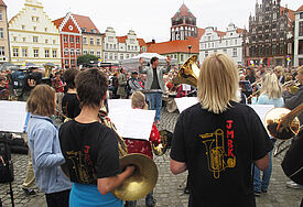 Marktplatz: Singende und klingende Chorfesteröffnung auf dem Greifswalder Marktplatz