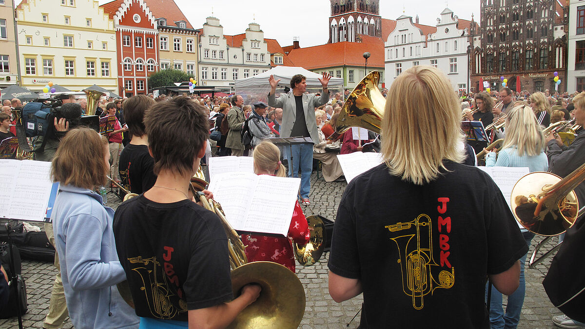 Marktplatz: Singende und klingende Chorfesteröffnung auf dem Greifswalder Marktplatz