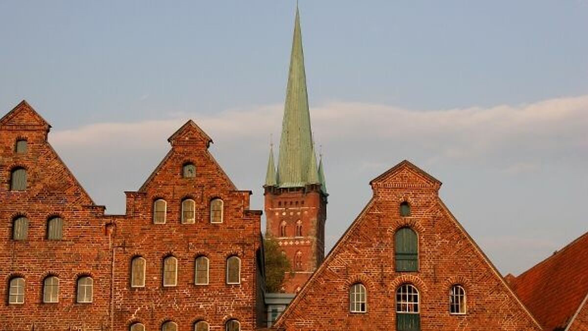 Altstadt von Lübeck mit typischen Häusern und dem Kirchturm von St. Petri, Lübeck, Schleswig-Holstein, Deutschland