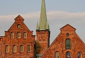 Der Kirchturm von St. Petri gehört zum Anblick der Lübecker Altstadt dazu.