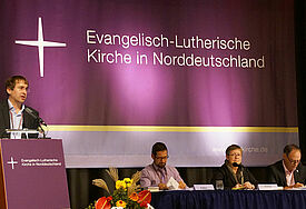 Prof. Dr. Tilo Böhmann, Mitglied der Ersten Kirchenleitung, stellte die Zielorientierte Planung vor, mit dem die konkrete Umsetzung von Schwerpunktthemen in den Hauptbereichen für die nächsten sechs Jahre festgelegt wird