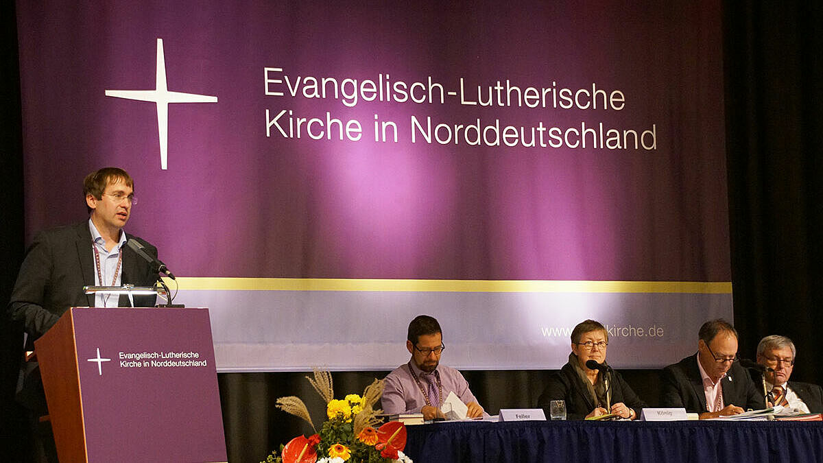 Prof. Dr. Tilo Böhmann, Mitglied der Ersten Kirchenleitung, stellte die Zielorientierte Planung vor, mit dem die konkrete Umsetzung von Schwerpunktthemen in den Hauptbereichen für die nächsten sechs Jahre festgelegt wird