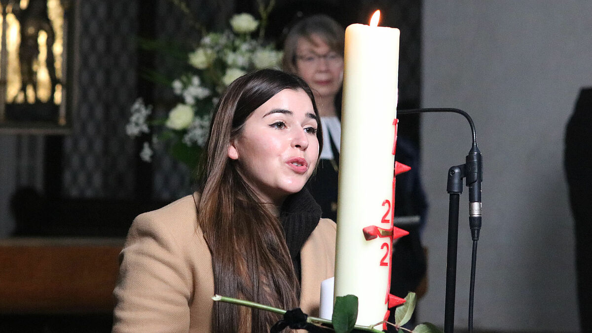 Gedenkgottesdienst in Schwerin: Coco Plümel vom Staatstheater Parchim zündet eine Kerze an
