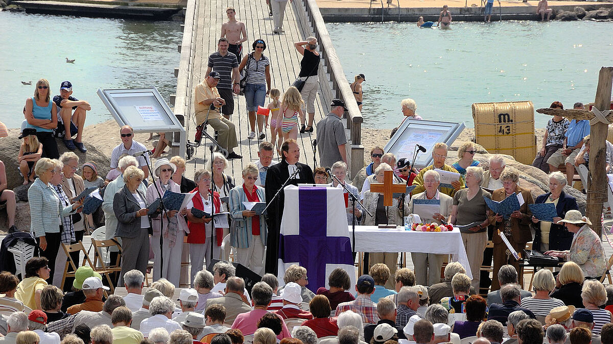 Seebrückengottesdienst in Kellenhusen mit Pastor Volker Schönle (Archiv). 