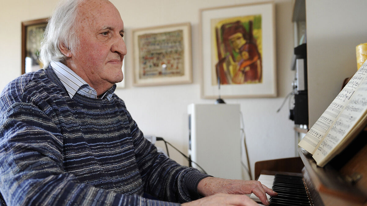 Der Kirchenmusiker Martin Gotthard Schneider an seinem heimischen Klavier. Das Foto zeigt ihn im April 2010 in seiner Wohnung in Freiburg
