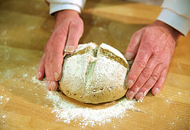 Konfirmanden backen Brot für Bildungsprojekte