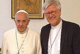 Der Ratsvorsitzende der Evangelischen Kirche in Deutschland (EKD), Heinrich Bedford-Strohm (r.), war bereits im April 2016 zu Gast in Rom bei Papst Franziskus