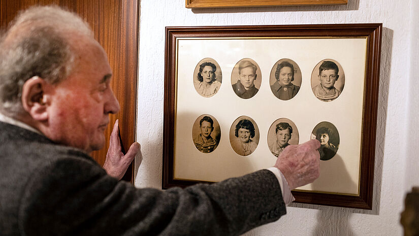 Holocaustüberlebender Ivar Buterfas-Frankenthal (89) zeigt in seinem Haus in Bendestorf bei Hamburg alte Fotos seiner Familie. 