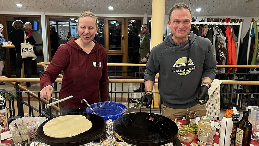 Jugendpastorin Hanna Wichmann bereitet Crepes zu. 