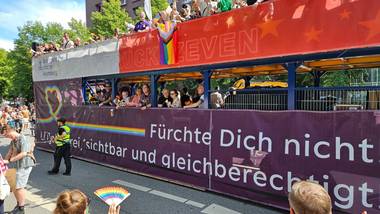 CSD Truck 2026 rollt bunt besetzt durch die Innenstadt Hamburgs