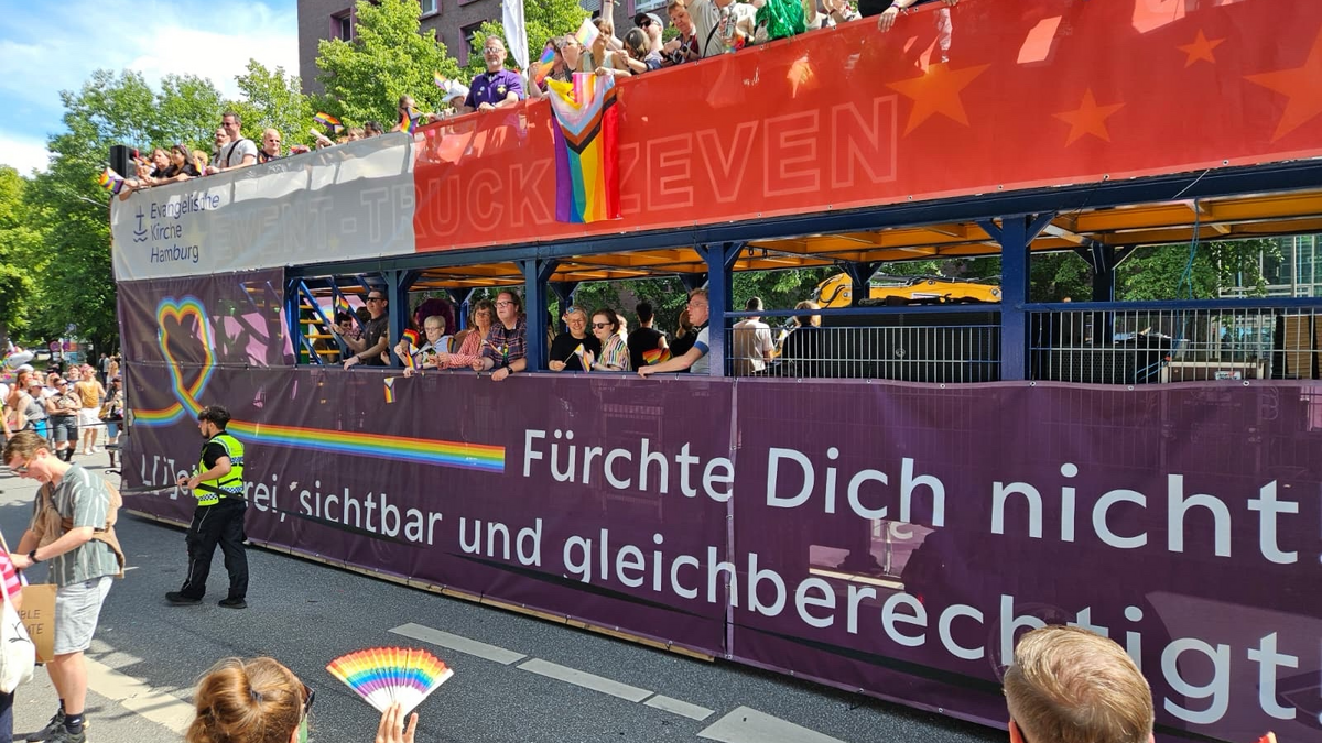 CSD Truck 2026 in Hamburg Der CSD-Truck der Nordkirche rollt durche die Hamburger Innenstadt. Unser Zeichen für ein friedliches Zusammenleben.