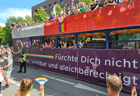 CSD Truck 2026 rollt bunt besetzt durch die Innenstadt Hamburgs
