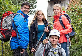 Zwischen Bergwanderungen und Konfirmandenunterricht tauft Pastor Felix Meyer-Zurwelle in Südtirol Paula Schmidt, Pascal Scheminowski und Kaja Dibbern im Reinbach (v. l.) 