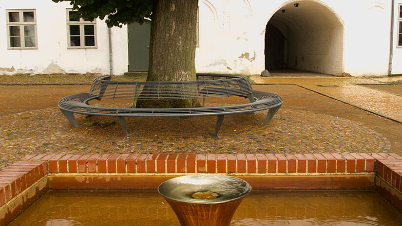 Die fünf artesischen Brunnen in der Stadt Rehna haben Verbindung zu einem Grundwasserleiter in ca. 75 m Tiefe. Dieser Grundwasserleiter, eine wassergefüllte Kiesschicht, wird aus einem höher gelegenen unterirdischen See versorgt und steht deshalb nach dem Prinzip kommunizierender Röhren unter Überdruck.