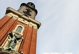 Auf den Turm des Hamburger Michel kann man jetzt wieder mit einem neuen  Fahrstuhl.