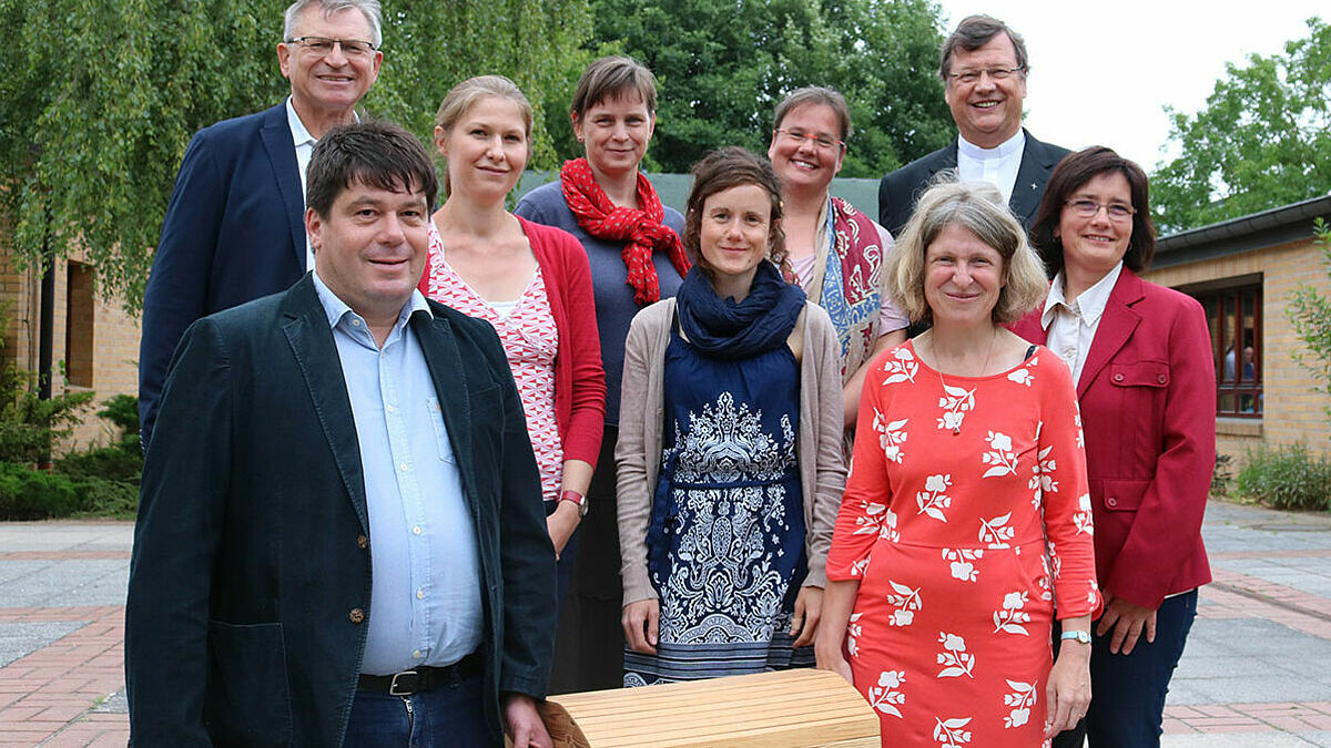 Die Preisträger und Preisträgerinnen des diesjährigen Bugenhagenwettbewerbes freuten sich gemeinsam mit Bischof Dr. Hans-Jürgen Abromeit (2. von rechts) 