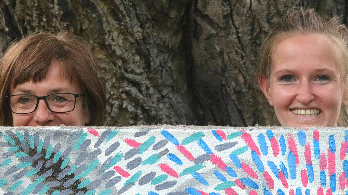 Die Greifswalder Künstlerin Iris Vitzthum (links) mit Franziska Lange hinter dem gemeinsamen Gemälde.