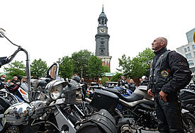 Etwa 27.000 Biker haben 2015 den 32. Motorrad-Gottesdienst (MOGO) in Hamburg gefeiert.