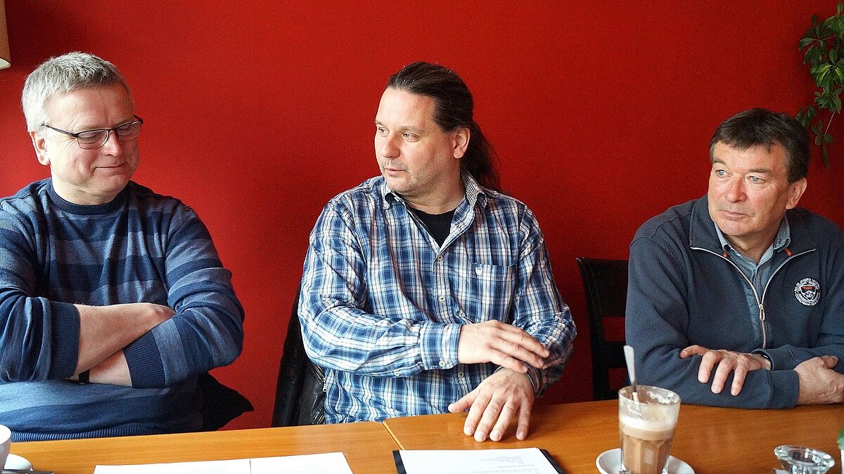 Pastor Michael Mahlburg (v.l.), Christoph Volkenand vom Bündnis „Greifswald für alle“ und DGB-Regionsgeschäftsführer Volker Schulz stellen in Greifswald das Programm für das „Kulturfest für Solidarität und Weltoffenheit“ vor, das am 1. Mai auf dem Greifswalder Marktplatz gefeiert wird.