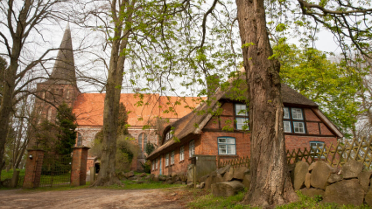 Kirche und Hof in Mecklenburg-Vorpommern (Symbolbild)