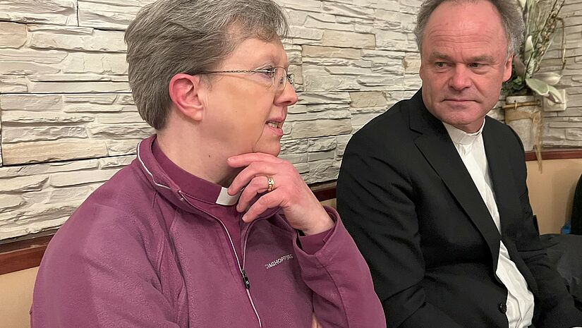 Bischöfin Sarah Bullock aus Lichfield im Gespräch mit Bischof Tilman Jeremias