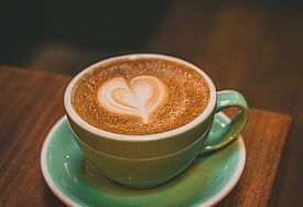 Cappuccino mit Herz aus Milchschaum.