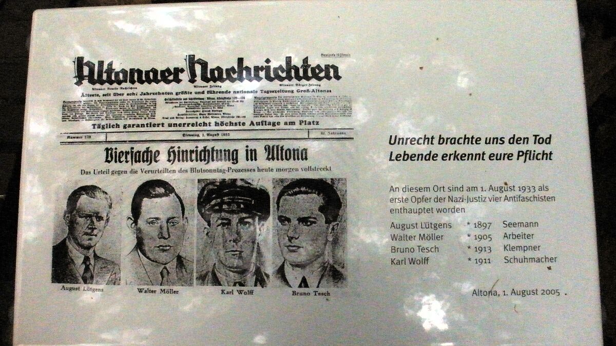 Gedenktafel hinter dem Amtsgericht in Hamburg-Altona an die vier Hingerichteten nach dem Altonaer Blutsonntag Prozess: Bruno Tesch, August Lütgens, Karl Wolff und Walter Möller.