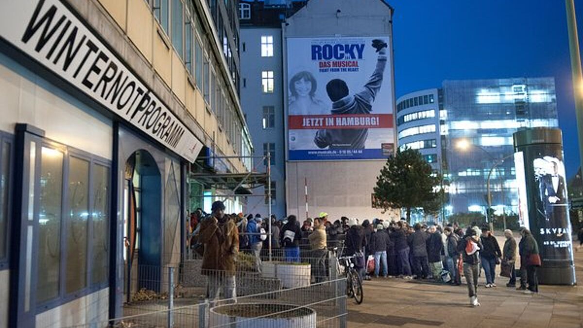 Obdachlose wartenvor der Notunterkunft in der Spaldingstraße in Hamburg auf einen Schlafplatz. (epd-Archiv)