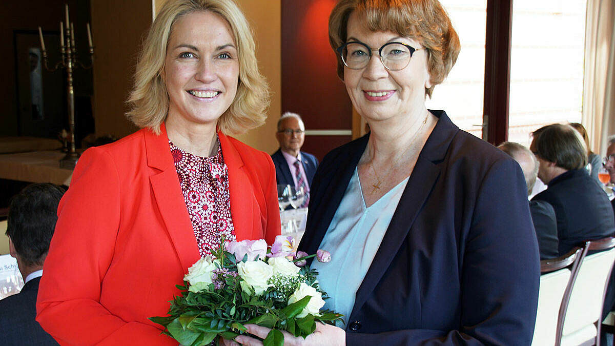 Begegnung der Landesregierung Mecklenburg-Vorpommerns mit der Ersten Kirchenleitung der Nordkirche: Ministerpräsidentin Manuela Schwesig (l.) begrüßte Landesbischöfin Kristina Kühnbaum-Schmidt, die seit 1. April im Amt ist, mit einem Blumenstrauß