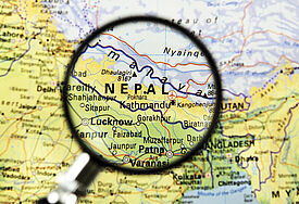 Nepal liegt nördlich von Indien und südlich von China