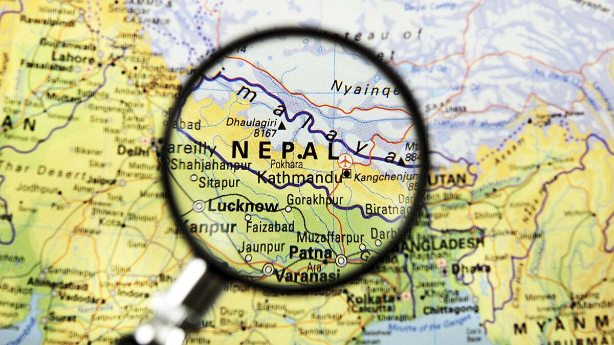 Nepal liegt nördlich von Indien und südlich von China
