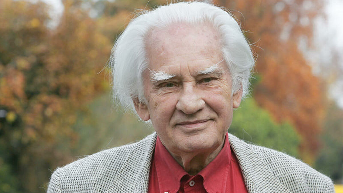 Der evangelische Theologe und Bestseller-Autor Jörg Zink im Garten seines Hauses (Archiv)