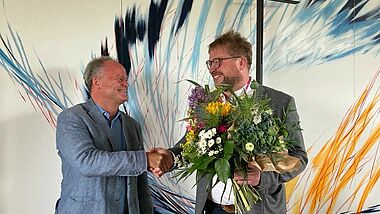  Bischof Tilman Jeremias wünschte dem gewählten Propst Jonas Görlich (r.) alles Gute und Gottes reichen Segen.