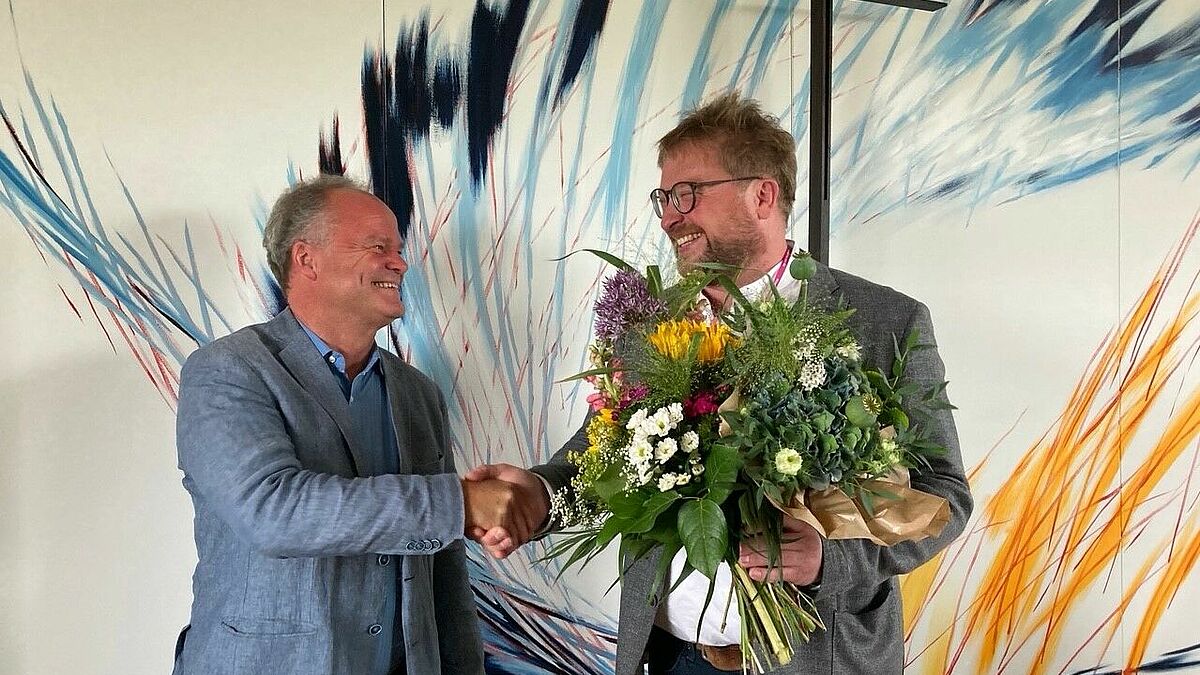  Bischof Tilman Jeremias wünschte dem gewählten Propst Jonas Görlich (r.) alles Gute und Gottes reichen Segen.