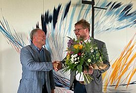  Bischof Tilman Jeremias wünschte dem gewählten Propst Jonas Görlich (r.) alles Gute und Gottes reichen Segen.