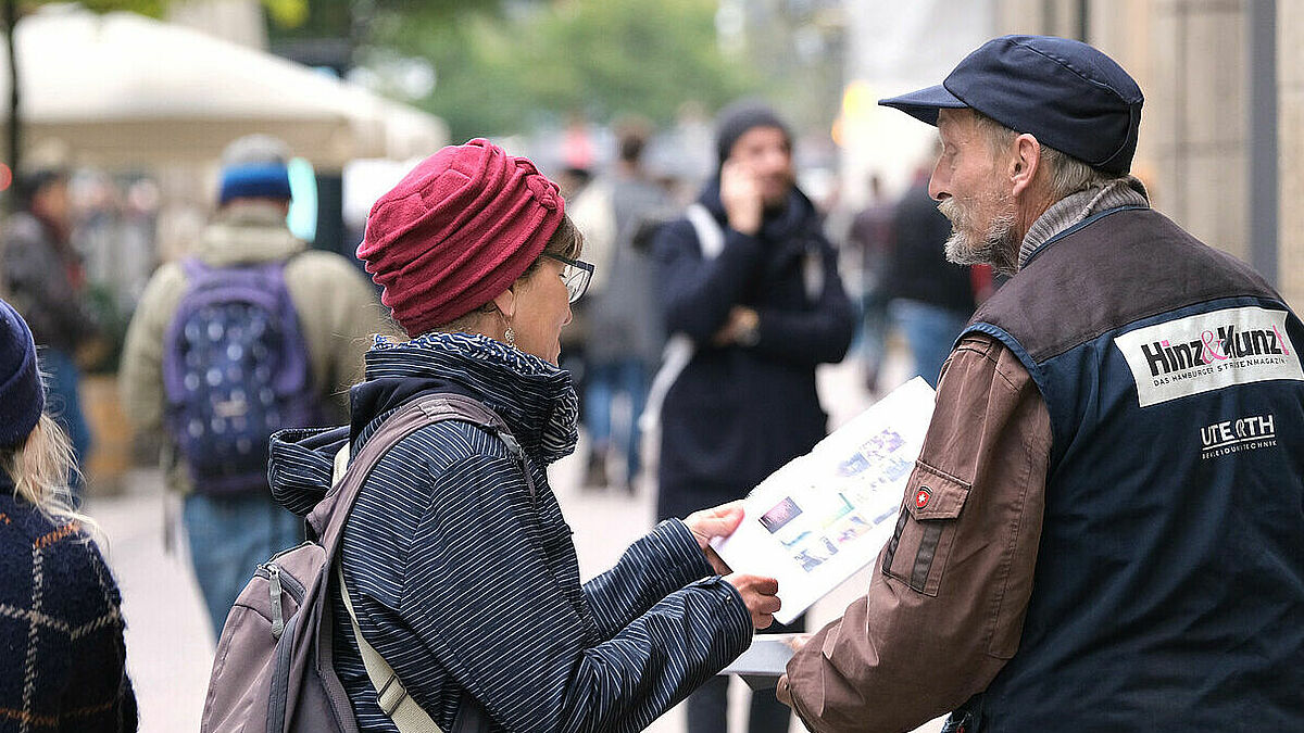 In der neuen Sonderausgabe von Hinz und Kunzt erzählen Verkäuferinnen und Verkäufer wie es ist, auf der Straße zu leben. Das Bild entstand anlässlich des 25. Jubiläums des Magazins. 