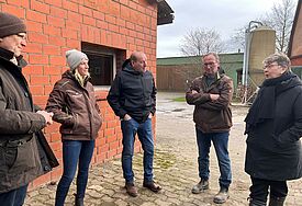 Besuch der Landesbischöfin Kristina Kühnbaum-Schmidt und Bauernpräsident Klaus-Peter Lucht auf den Betrieben Burmester in Siebenbäumen und Grell Milch GbR in Duvensee: Kreisgeschäftsführer des Bauernverbandes Peter Koll, Landwirtin Inken Burmester, Präsident des Bauernverbandes Schleswig-Holstein Klaus-Peter Lucht, Landwirt Heinz Burmester, Landesbischöfin Kristina Kühnbaum-Schmidt