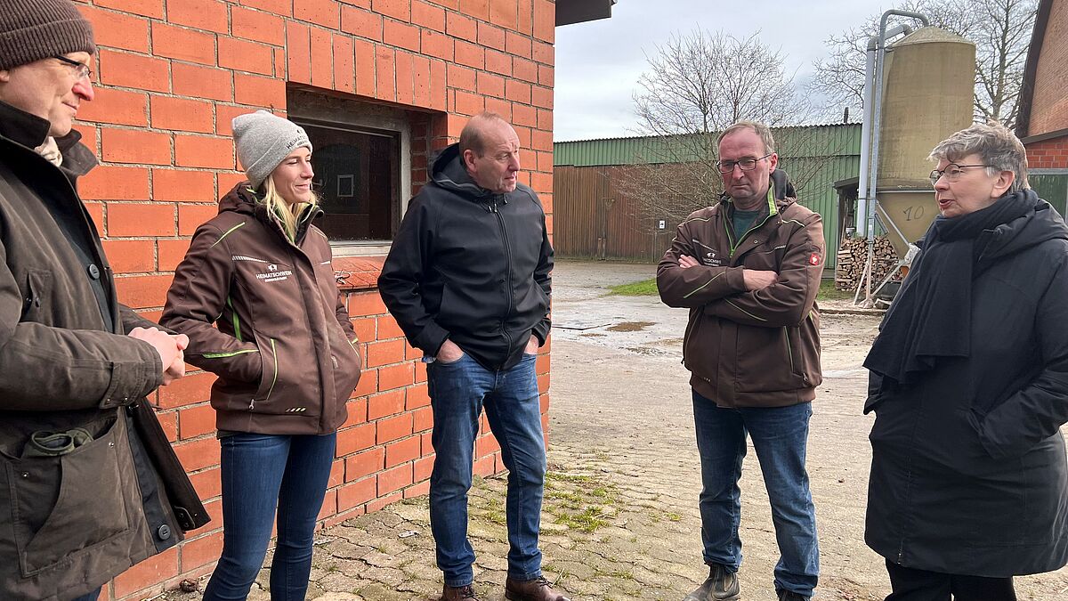 Besuch der Landesbischöfin Kristina Kühnbaum-Schmidt und Bauernpräsident Klaus-Peter Lucht auf den Betrieben Burmester in Siebenbäumen und Grell Milch GbR in Duvensee: Kreisgeschäftsführer des Bauernverbandes Peter Koll, Landwirtin Inken Burmester, Präsident des Bauernverbandes Schleswig-Holstein Klaus-Peter Lucht, Landwirt Heinz Burmester, Landesbischöfin Kristina Kühnbaum-Schmidt