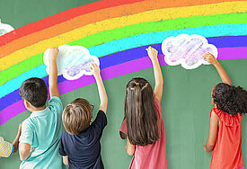 Kinder malen Regenbogen