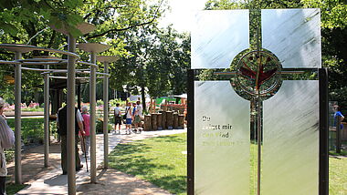 Der Lebenspfad im "Garten der Religionen" auf der Internationalen Gartenschau (igs) in Hamburg.