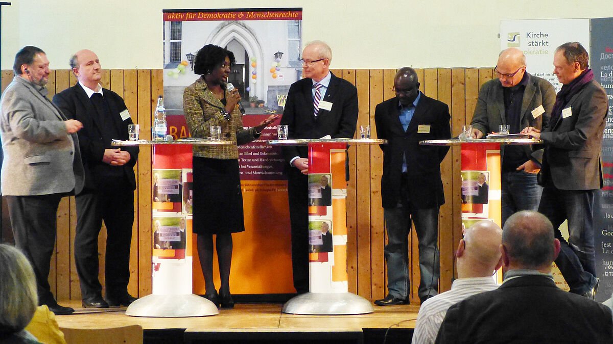 Podiumsdiskussion auf der Tagung zu christlichem Engagement gegen Rechtsextremismus in Salem.