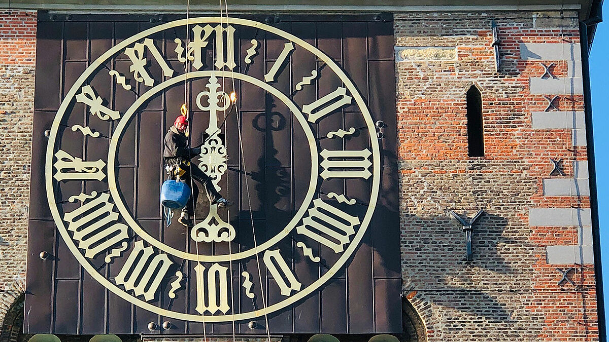 Nach der Materialermüdung im Februar: Die Kirche St. Jakobi in Lübeck bekommt ihre Zeiger zurück.