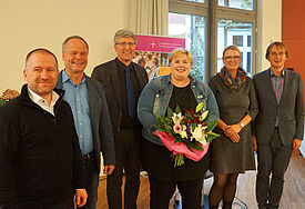 Die neue Pröpstin Sabine Schümann (3.v.r.) mit Propst Dirk Fey, Bischof Tilman Jeremias, Präses Christoph Heydemann, Pröpstin Britta Carstensen und Propst Marcus Antonioli (v.l.n.r.).