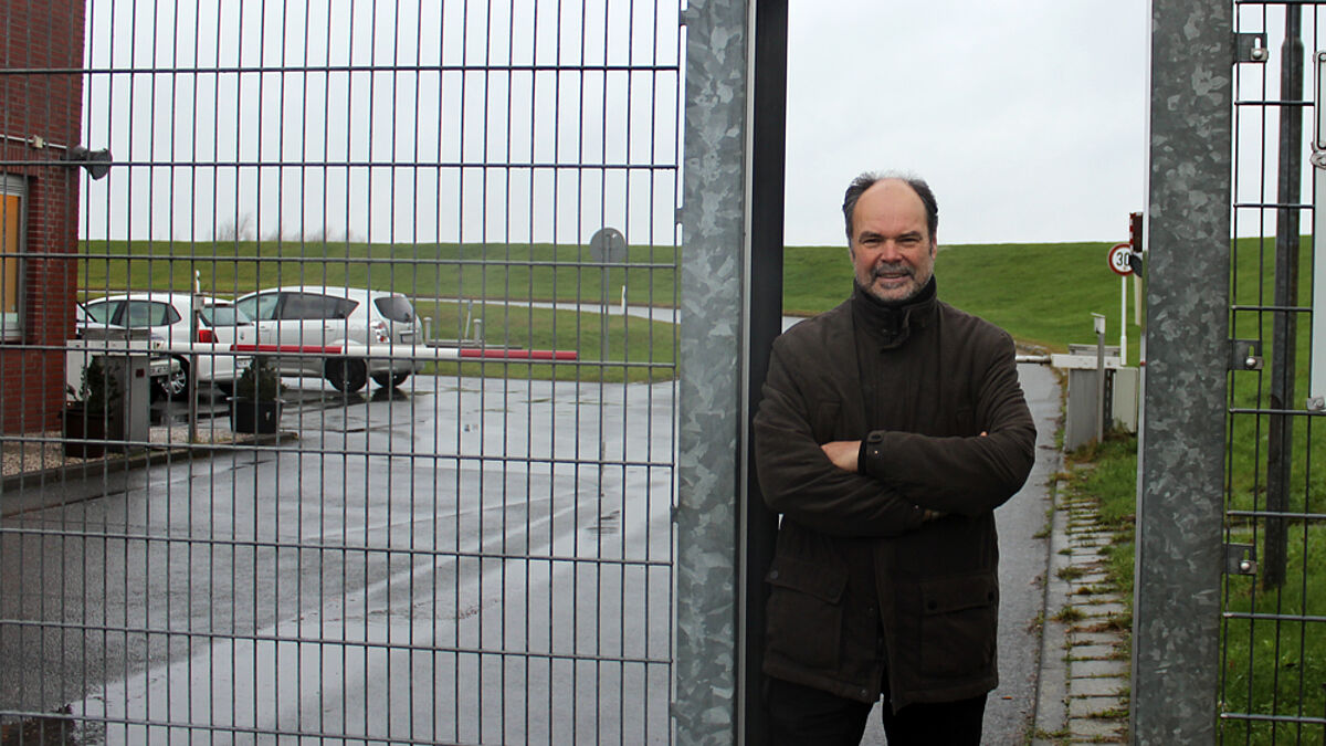 Pastor Wolfgang Speck am Tor der JVA Hahnöfersand