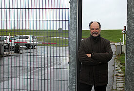 Pastor Wolfgang Speck am Tor der JVA Hahnöfersand