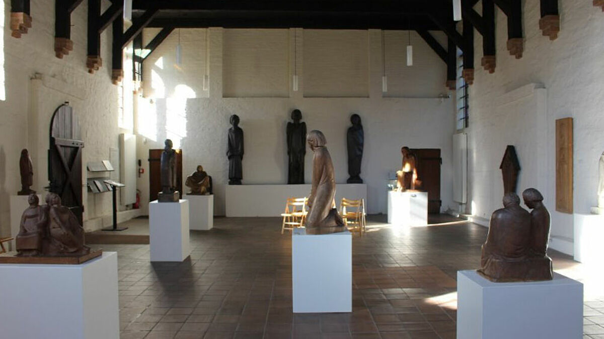 Das Ernst-Barlach-Museum in der Gertrudenkapelle in Güstrow zeigt 25 plastische Arbeiten des Bildhauers, Zeichners und Schriftstellers.