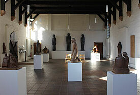 Das Ernst-Barlach-Museum in der Gertrudenkapelle in Güstrow zeigt 25 plastische Arbeiten des Bildhauers, Zeichners und Schriftstellers.