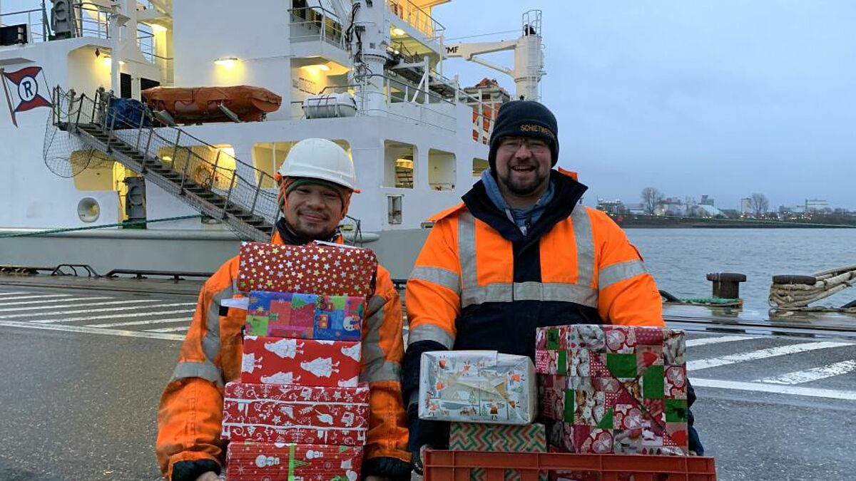 Die Mitarbeitenden der Seemannsmission bringen Pakete mit Süßigkeiten, Hygieneartikeln und Weihnachtsdeko. Die Freude an Bord ist jedesmal groß. 